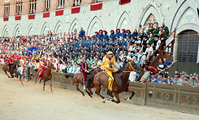Italian-Festivals-Celebrating-Art-Form-Arezzo-Joust-Giostra