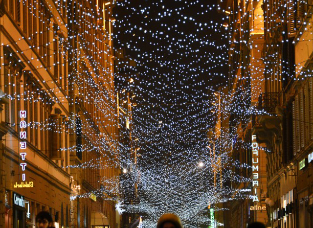 florence-holiday-lights-Kayla-Spelling-Street-art-festive