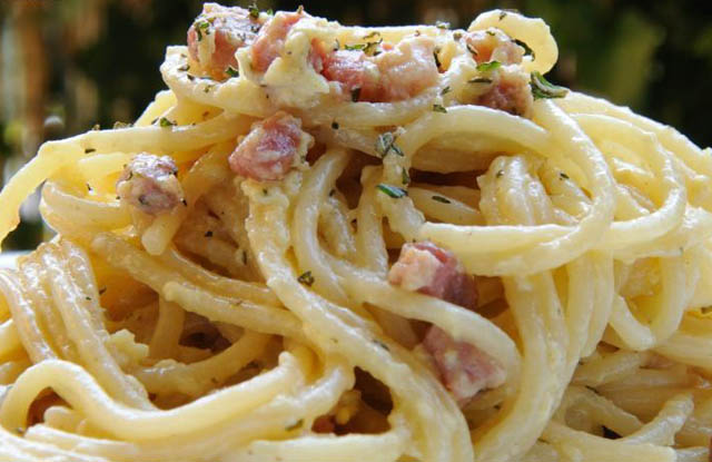 Dreaming of pasta dishes: Pasta Carbonara & Tagliatelle Paglia & Fieno